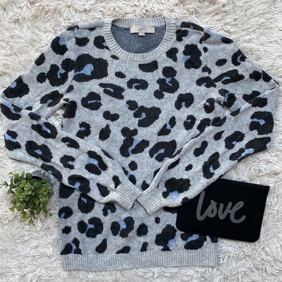 🎉HP🎉 Loft Crewneck Leopard Sweater 💗 Gray & Blue - Picture 2 of 12